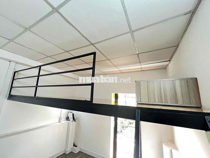 p sau trường hufit có ban công gác máy lạnh