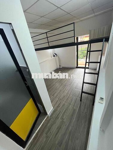 p sau trường hufit có ban công gác máy lạnh