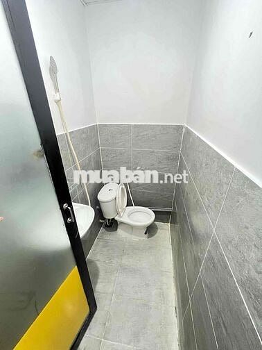 p sau trường hufit có ban công gác máy lạnh