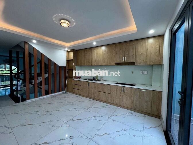 CHO THUÊ NHÀ SÂN XE HƠI HẺM THÔNG GẦN HỒNG LONG