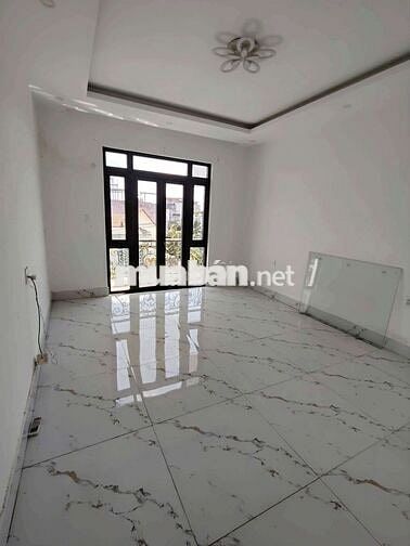 CHO THUÊ NHÀ SÂN XE HƠI HẺM THÔNG GẦN HỒNG LONG
