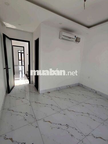 CHO THUÊ NHÀ SÂN XE HƠI HẺM THÔNG GẦN HỒNG LONG