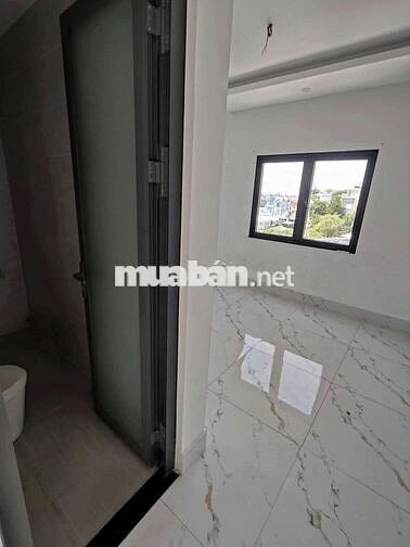 CHO THUÊ NHÀ SÂN XE HƠI HẺM THÔNG GẦN HỒNG LONG