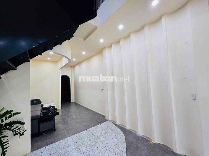 NHÀ 4 TẦNG MỚI MT HÀM NGHI , TRÊN 4 PHÒNG RỘNG ĐẸP