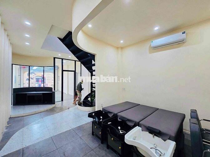 NHÀ 4 TẦNG MỚI MT HÀM NGHI , TRÊN 4 PHÒNG RỘNG ĐẸP