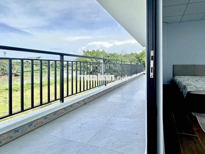 Phòng có ban công riêng 50m2 ngay view sông bao mát gần bến xe Q8
