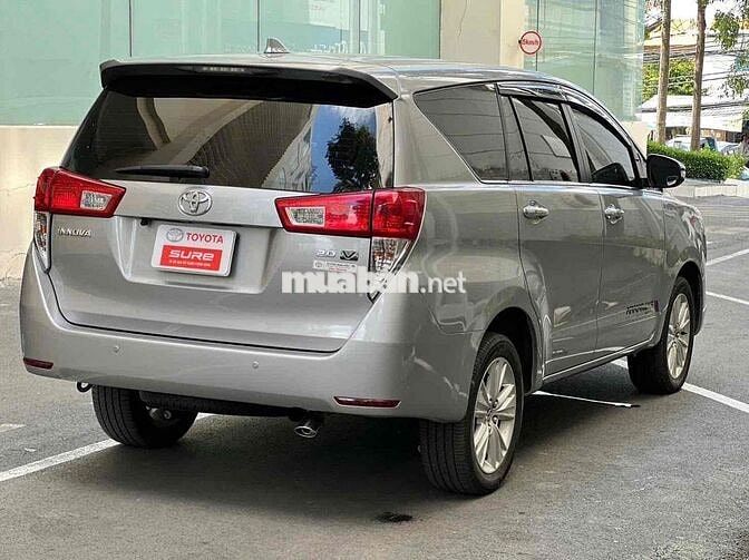 Toyota Innova 2.0V AT 2017 Bạc 37.000 km