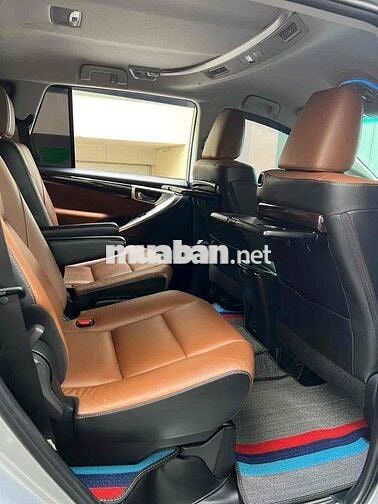 Toyota Innova 2.0V AT 2017 Bạc 37.000 km