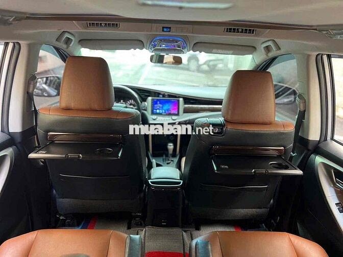 Toyota Innova 2.0V AT 2017 Bạc 37.000 km