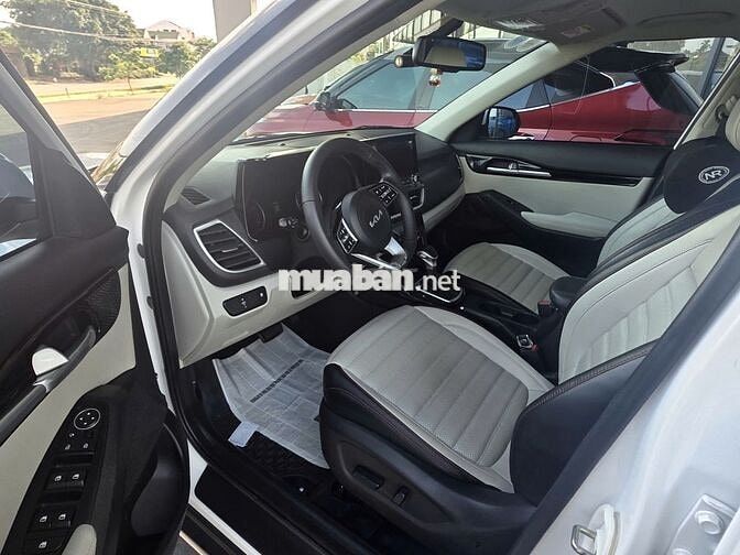 Kia Seltos Premium 2023 Trắng 28.000 km