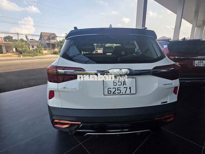 Kia Seltos Premium 2023 Trắng 28.000 km
