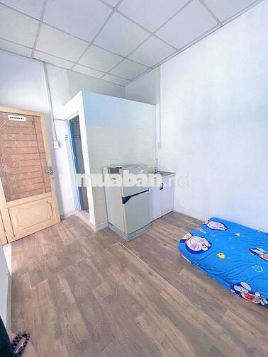 PHÒNG FULL NỘI THẤT 20m2-BAN CÔNG, CỬA SỔ TRỜI NGAY E TOWN. Giá: 3.2tr