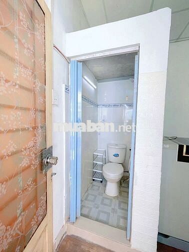 PHÒNG FULL NỘI THẤT 20m2-BAN CÔNG, CỬA SỔ TRỜI NGAY E TOWN. Giá: 3.2tr