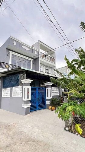 Nhà 1 trệt 2 lầu kiên cố sân thượng trước sau