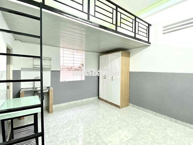 Phòng gác lửng cửa sổ trời ngay Lotte Mart 5 phút qua đh TDTU, UFM