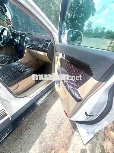Chevrolet Captiva LT 7 chỗ Trắng