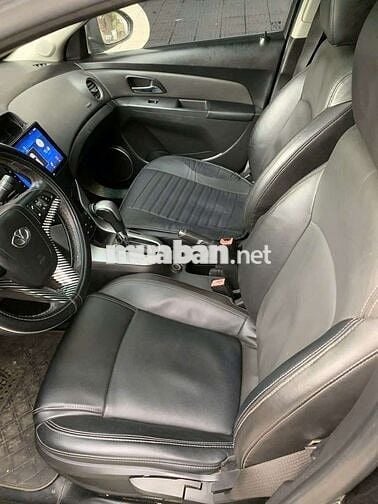 Chevrolet Cruze 5 chỗ số tự động màu Đen
