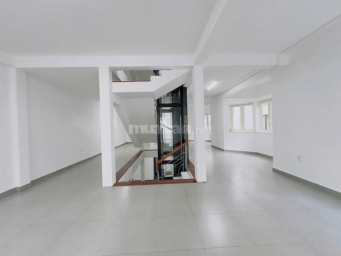 Cho thuê biệt thự Saigon Pearl căn góc, có thang máy, 10x21m, 4 tầng