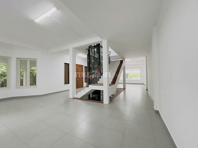 Cho thuê biệt thự Saigon Pearl căn góc, có thang máy, 10x21m, 4 tầng