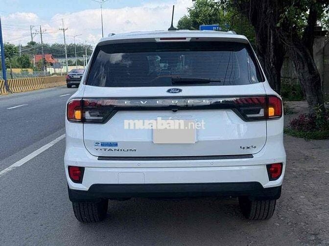 Ford Everest Titanium 2 cầu 2023 Trắng 30000 km