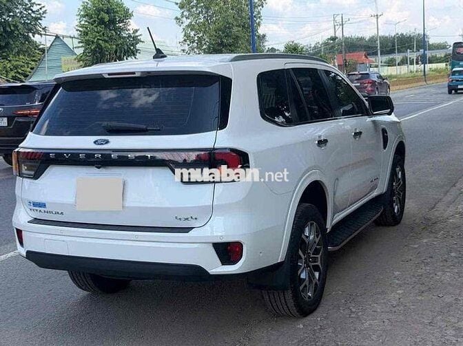 Ford Everest Titanium 2 cầu 2023 Trắng 30000 km