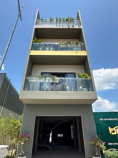SỐC, nhà 1 trệt 2 lầu có sân thượng, mặt tiền đường 17m, giá chỉ 3,5ty