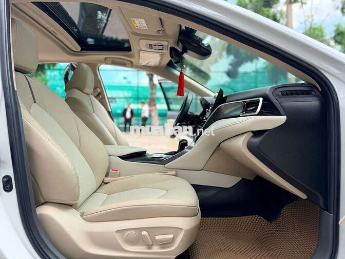Toyota Camry 2.0Q 2023 Trắng 30.000 km