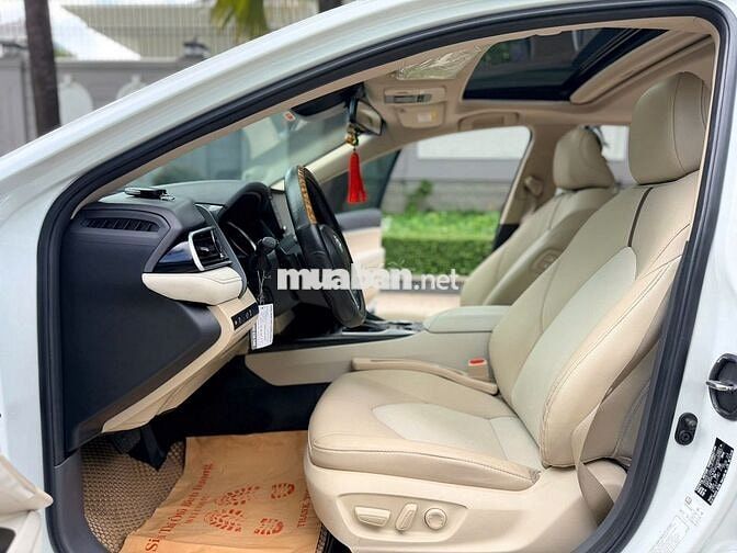 Toyota Camry 2.0Q 2023 Trắng 30.000 km