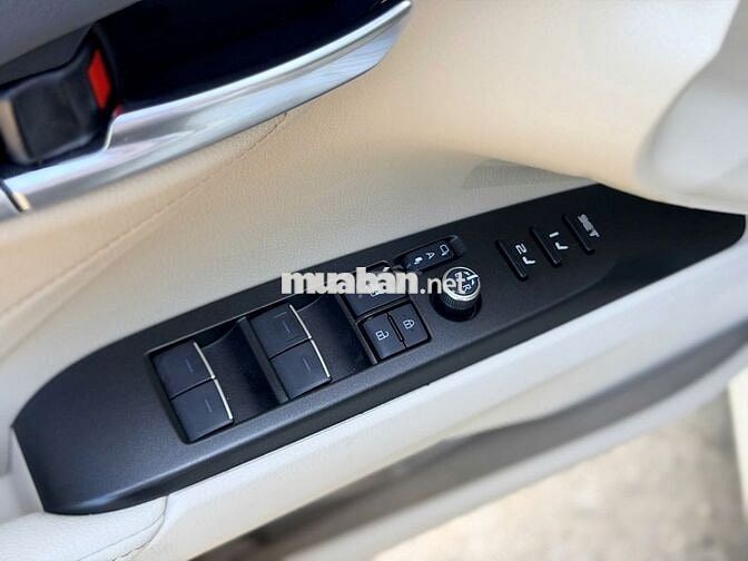 Toyota Camry 2.0Q 2023 Trắng 30.000 km