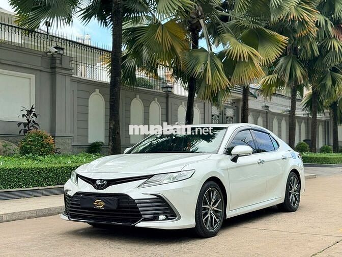 Toyota Camry 2.0Q 2023 Trắng 30.000 km