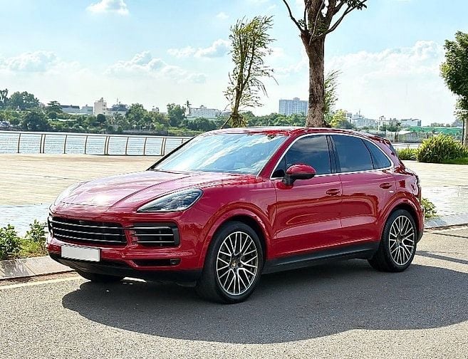 BÁN XE PORSCHE CAYENNE MÀU ĐỎ TƯƠI, SẢN XUẤT 2021, XE MỚI ĐẸP