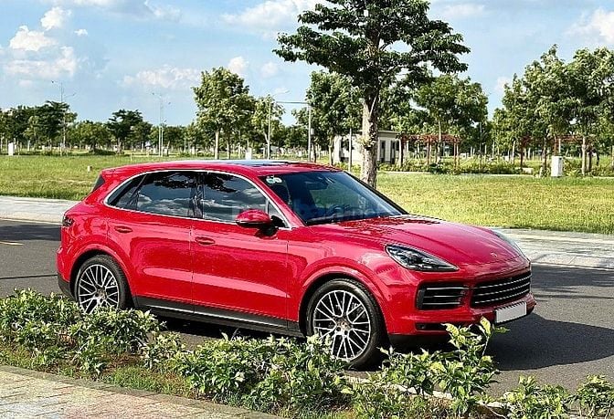 BÁN XE PORSCHE CAYENNE MÀU ĐỎ TƯƠI, SẢN XUẤT 2021, XE MỚI ĐẸP