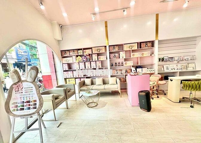 sang nhượng tiệm nail - gội đầu - nối mi ngay ngã 4 CV Làng Hoa gò vấp