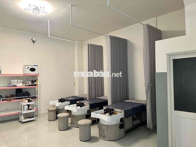sang nhượng tiệm nail - gội đầu - nối mi ngay ngã 4 CV Làng Hoa gò vấp