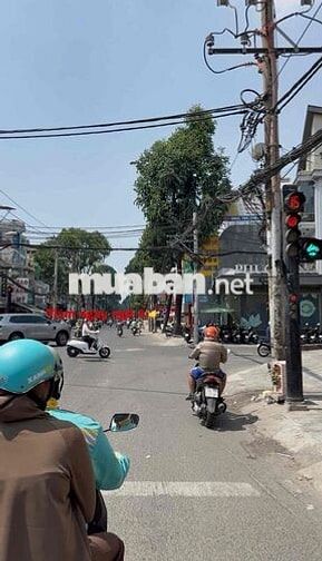 sang nhượng tiệm nail - gội đầu - nối mi ngay ngã 4 CV Làng Hoa gò vấp