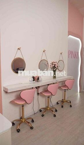 sang nhượng tiệm nail - gội đầu - nối mi ngay ngã 4 CV Làng Hoa gò vấp
