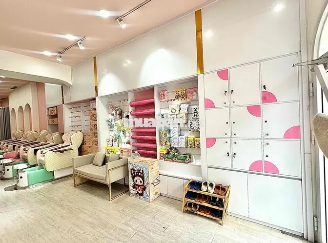 sang nhượng tiệm nail - gội đầu - nối mi ngay ngã 4 CV Làng Hoa gò vấp