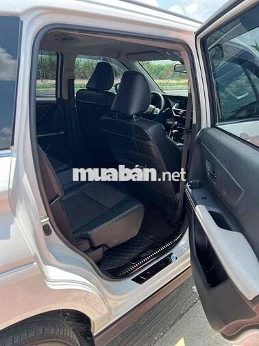 Toyota Veloz Cross Bản Top 2022 Trắng 7 chỗ