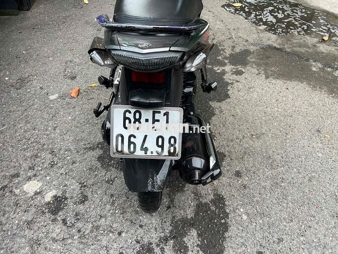 Xe tay ga Yamaha Luvias Đỏ, Đen