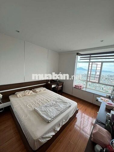 Căn hộ 2PN 94m2 full nội thất, tầng 32 view biển, ngay trung tâm ĐN
