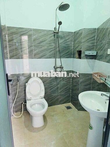 NHÀ VÀ ĐẤT ( NGAY CẦU GIAO KHẨU ) TRÊT LẦU 2PN 2WC. AN NINH. SẠCH ĐẸP