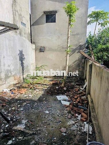NHÀ VÀ ĐẤT ( NGAY CẦU GIAO KHẨU ) TRÊT LẦU 2PN 2WC. AN NINH. SẠCH ĐẸP