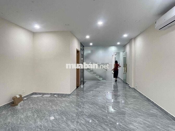 Cho thuê văn phòng sàn lầu 1, có hầm, thang máy, máy lạnh Cityland 12t