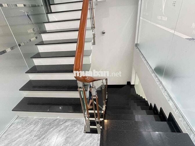 Cho thuê văn phòng sàn lầu 1, có hầm, thang máy, máy lạnh Cityland 12t