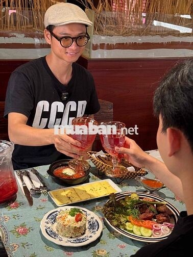 PHỤC VỤ NHÀ HÀNG NGA Q1