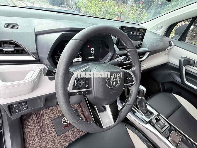 Toyota Veloz Cross Top 2022 Đen 7 chỗ ngay chủ ký