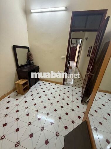 Cho thuê nhà 4 tầng ngõ 11 Trích Sài 36 m2, đồ cơ bản để ở làm VP 