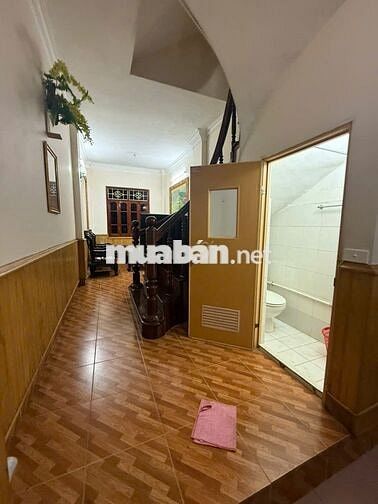 Cho thuê nhà 4 tầng ngõ 11 Trích Sài 36 m2, đồ cơ bản để ở làm VP 