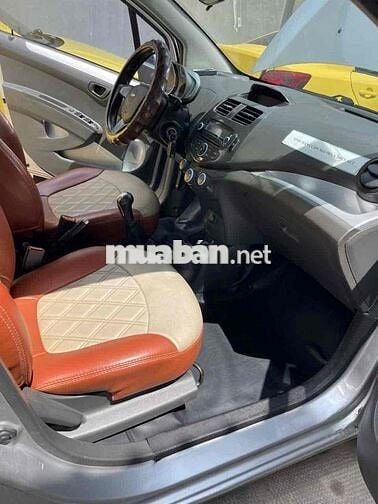 Chevrolet Spark 5 chỗ màu Bạc