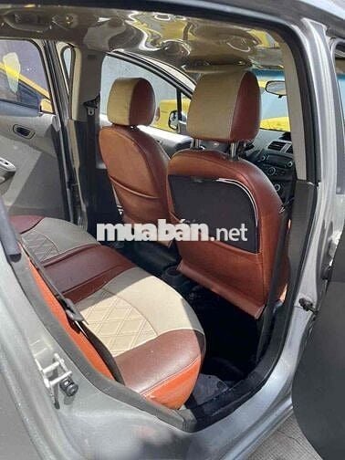Chevrolet Spark 5 chỗ màu Bạc